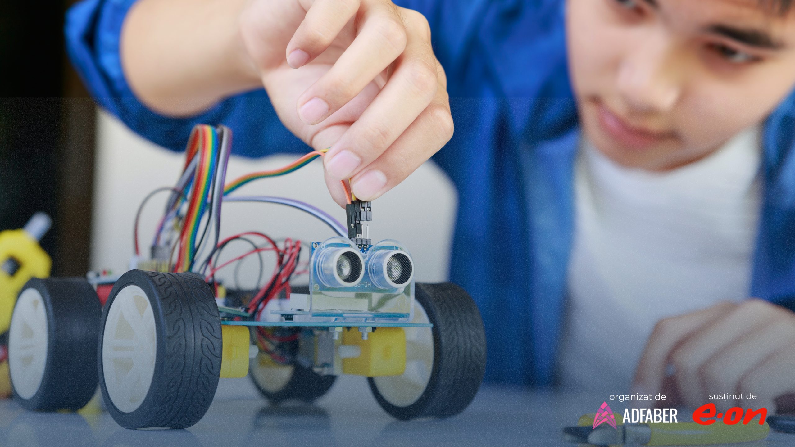 Elev construind un robot Arduino cu senzori