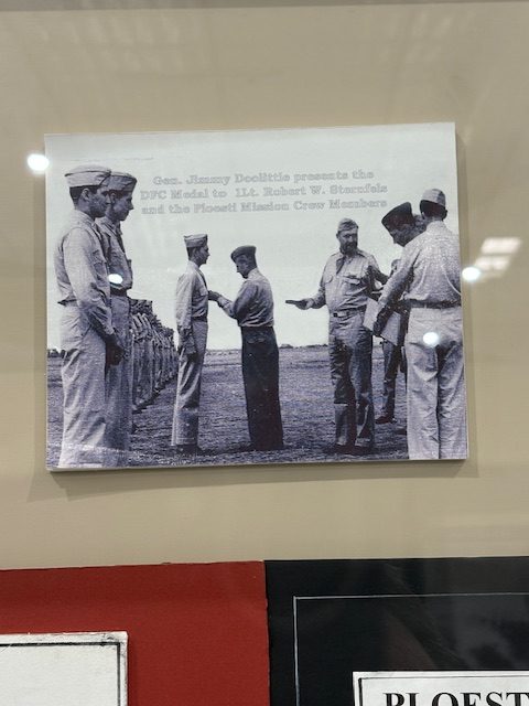 Gen. Doolittle decoreaza echipajul misiunii Ploiesti