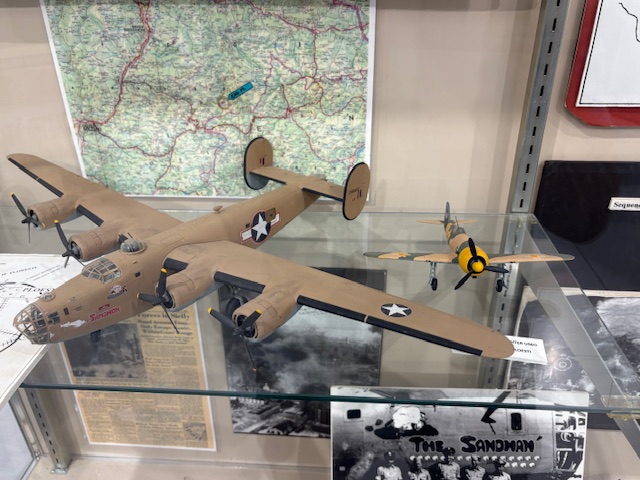 Macheta a bombardierului B-24 The Sandman in vitrina muzeului