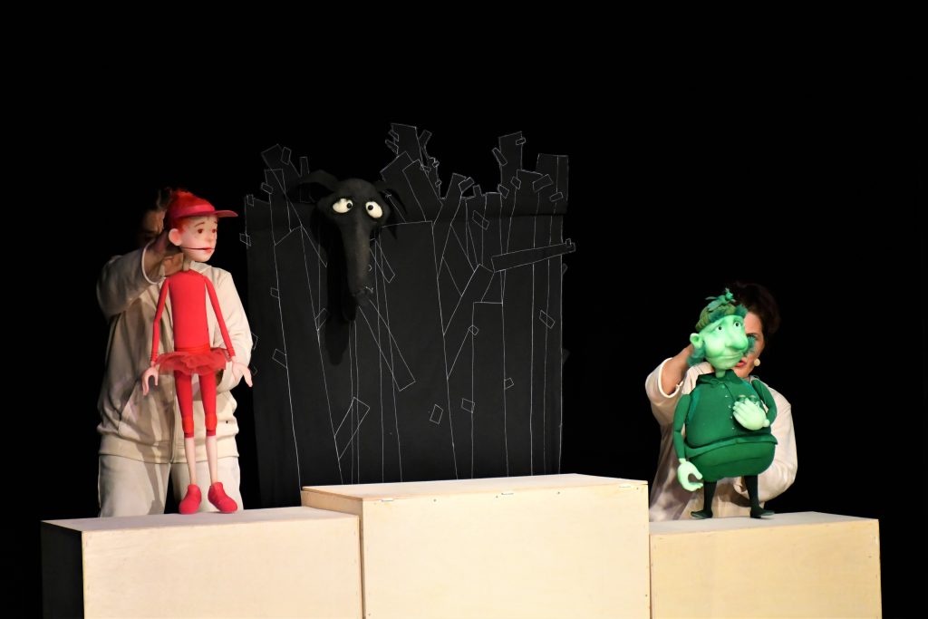 Scena din spectacolul Scufita Rosie al Teatrului Prichindel