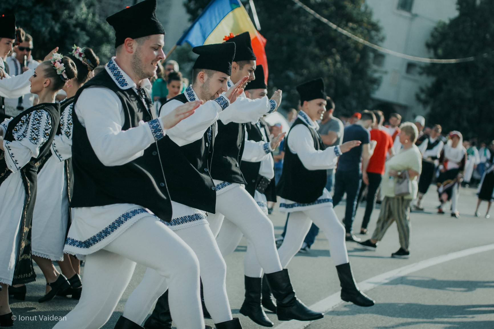 Dansatori in costum popular la parada Festivalului de Folclor de la Aiud
