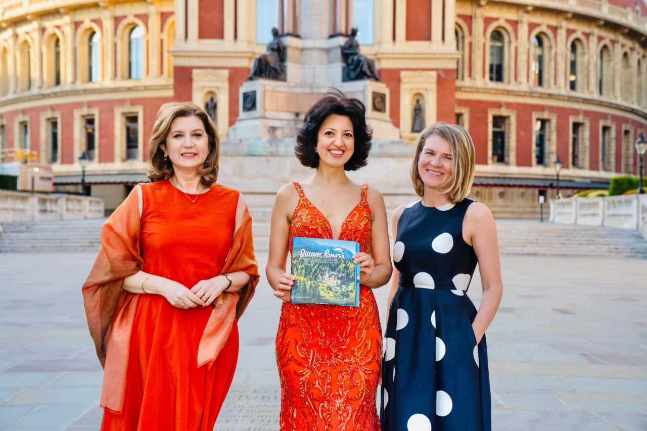 De la stânga la dreapta: Laura Popescu, ambasadoarea României la Londra, Alexandra Dariescu și Aura Woodward, directoarea ICR Londra